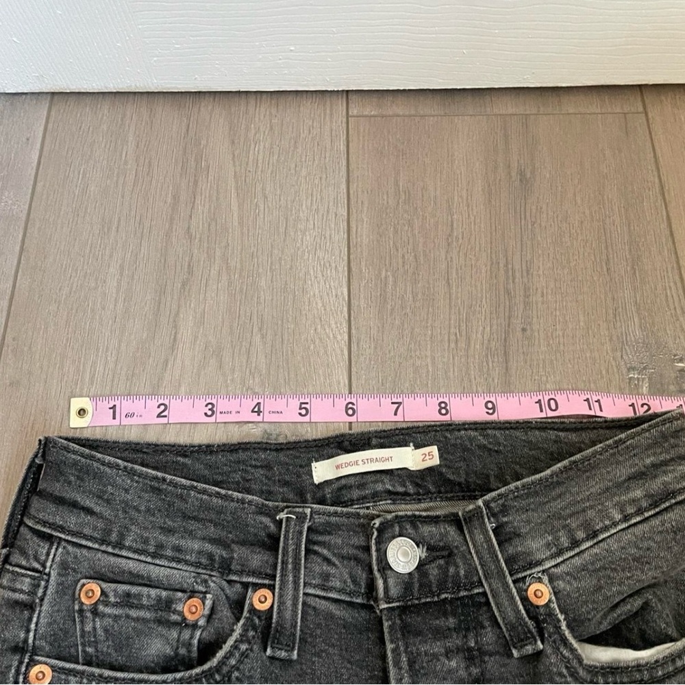 Levi's Women’s Wedgie Straight Faded Black Denim Jeans. W25” x L26”. - Picture 6 of 12